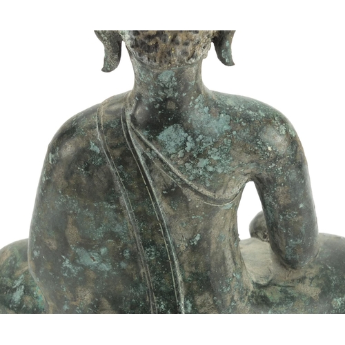 602 - Large antique Thai patinated bronze seated figure of Buddha, 43cm high