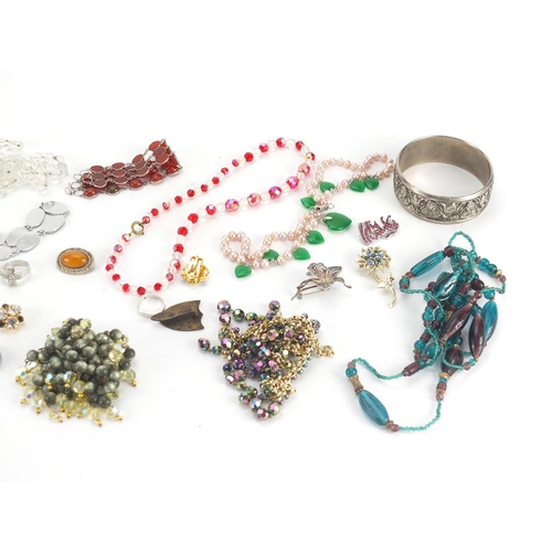 257 - Vintage and later costume jewellery including brooches, necklaces, rings etc