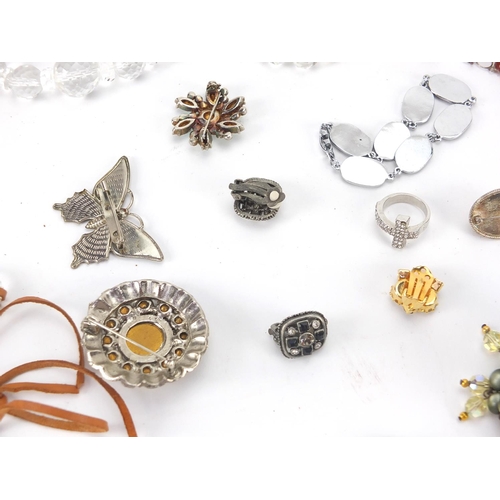 257 - Vintage and later costume jewellery including brooches, necklaces, rings etc