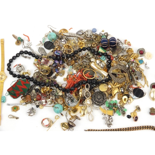 254 - Assorted costume jewellery including necklaces, cuff links, brooches, earrings etc