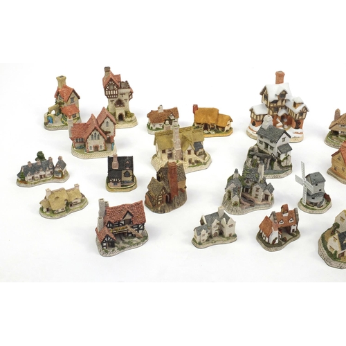 429 - Approximately thirty David Winter cottages, mostly boxed, the largest 16cm in L