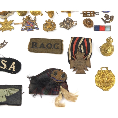 187 - Military interest cap badges, cloth insignia and a German medal including Sheffield University, Midd... 