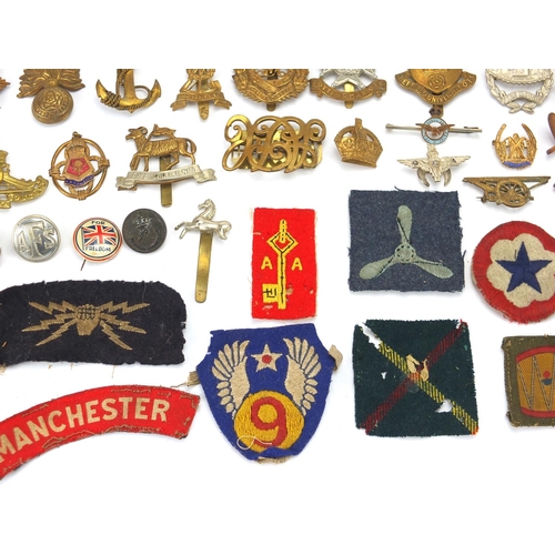 187 - Military interest cap badges, cloth insignia and a German medal including Sheffield University, Midd... 