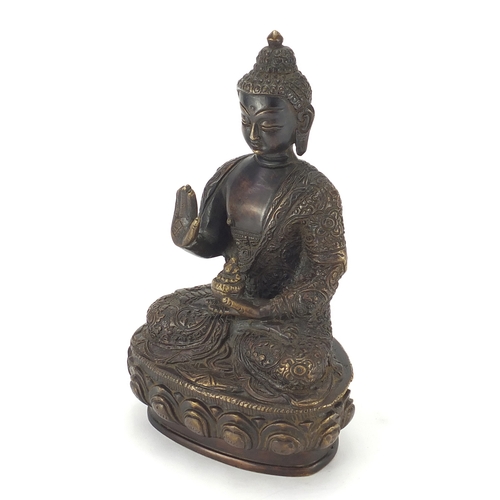 2124 - Chino Tibetan Buddha seated in the lotus position, 22cm high