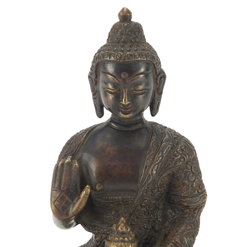 2124 - Chino Tibetan Buddha seated in the lotus position, 22cm high