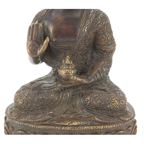 2124 - Chino Tibetan Buddha seated in the lotus position, 22cm high