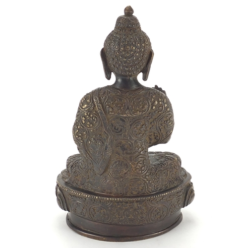 2124 - Chino Tibetan Buddha seated in the lotus position, 22cm high