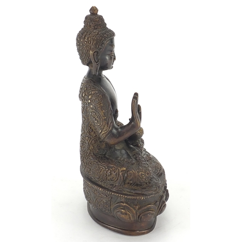 2124 - Chino Tibetan Buddha seated in the lotus position, 22cm high