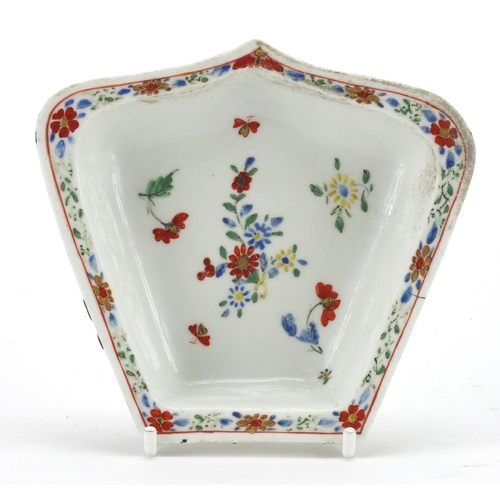 689 - 18th Century porcelain pickle dish hand painted in the kakiemon palette, 12cm in length