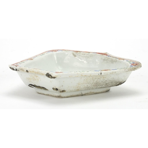 689 - 18th Century porcelain pickle dish hand painted in the kakiemon palette, 12cm in length