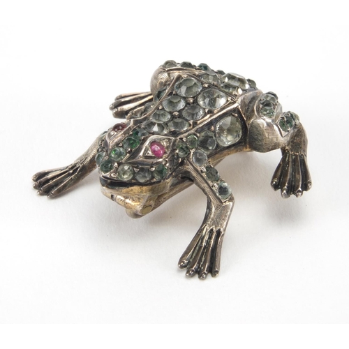 1006 - Vintage unmarked white metal frog brooch set with clear, green and pink stones, 2.6cm in length, app... 