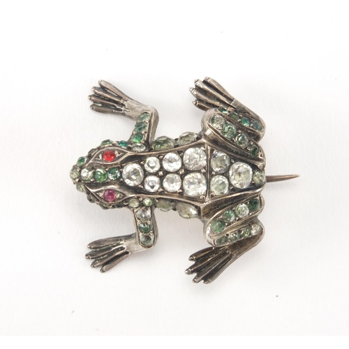 1006 - Vintage unmarked white metal frog brooch set with clear, green and pink stones, 2.6cm in length, app... 