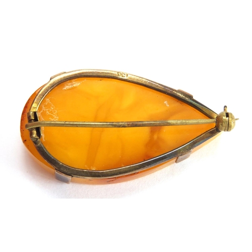 1053 - 9ct gold mounted Baltic amber brooch, 4.5cm in length, approximate weight 9.7g