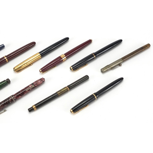 107 - Fountain and dip pens including a green lizard Swan leverless, Parker 17, Slimfold and a red marblei... 