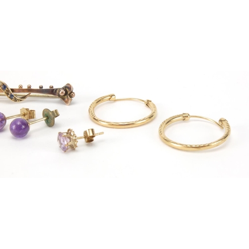 2539 - Assorted gold jewellery including a 9ct gold coral rose ring, bar brooch, hoop earrings etc, approxi... 