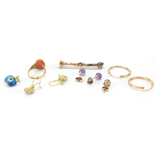 2539 - Assorted gold jewellery including a 9ct gold coral rose ring, bar brooch, hoop earrings etc, approxi... 