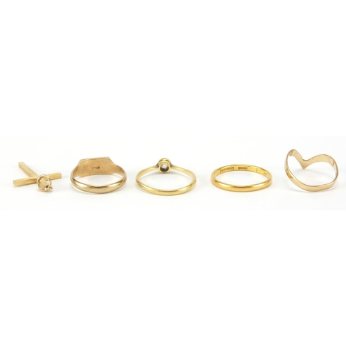 2533 - Gold jewellery comprising 22ct gold wedding band, 18ct gold diamond solitaire ring, two 9ct gold rin... 