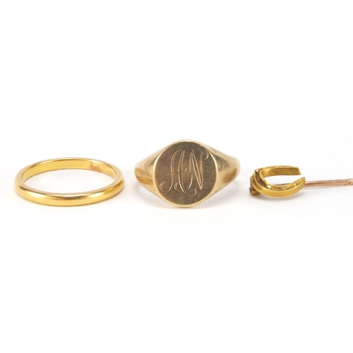 2546 - Gold jewellery comprising unmarked gold wedding band, 9ct gold signet ring and 15ct gold horseshoe t... 