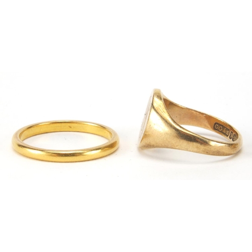 2546 - Gold jewellery comprising unmarked gold wedding band, 9ct gold signet ring and 15ct gold horseshoe t... 