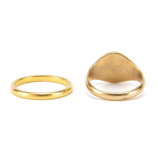 2546 - Gold jewellery comprising unmarked gold wedding band, 9ct gold signet ring and 15ct gold horseshoe t... 