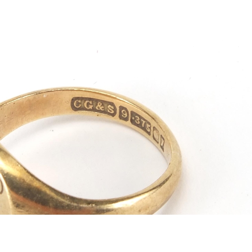 2546 - Gold jewellery comprising unmarked gold wedding band, 9ct gold signet ring and 15ct gold horseshoe t... 