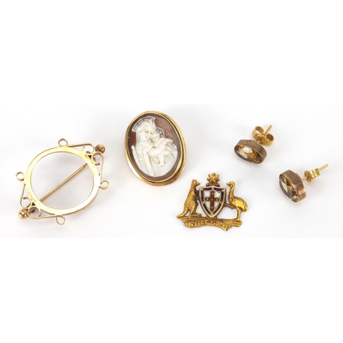 2530 - 9ct gold jewellery comprising a half sovereign brooch mount, cameo brooch, pair of citrine earrings ... 