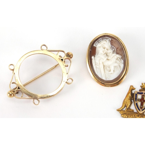 2530 - 9ct gold jewellery comprising a half sovereign brooch mount, cameo brooch, pair of citrine earrings ... 