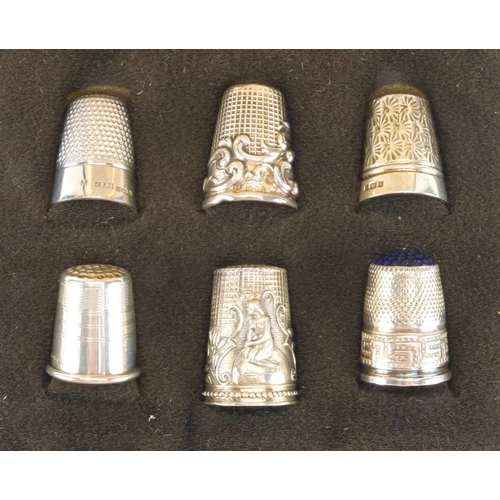 2425 - Six silver thimbles one with blue glass top, the others with engine turned and embossed decoration, ... 