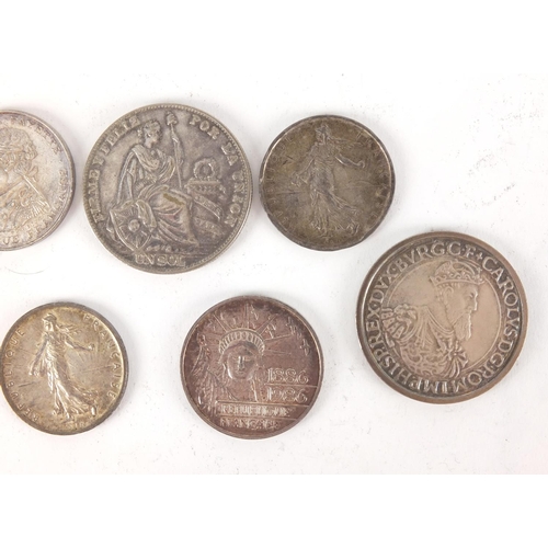 2477 - World coinage some silver including a 1977 fifty francs and 1934 one sol, approximate weight 131.0g