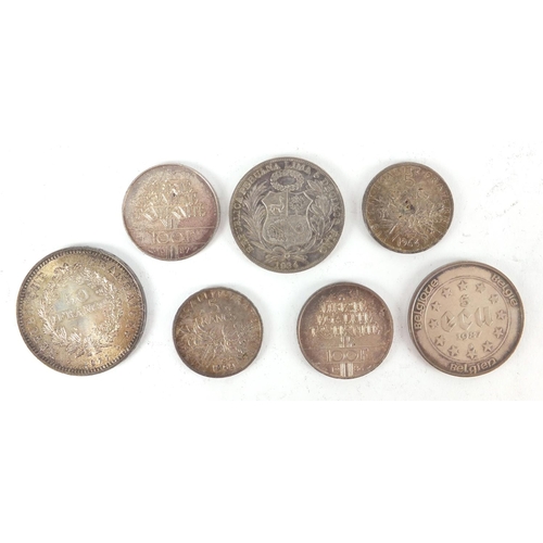 2477 - World coinage some silver including a 1977 fifty francs and 1934 one sol, approximate weight 131.0g