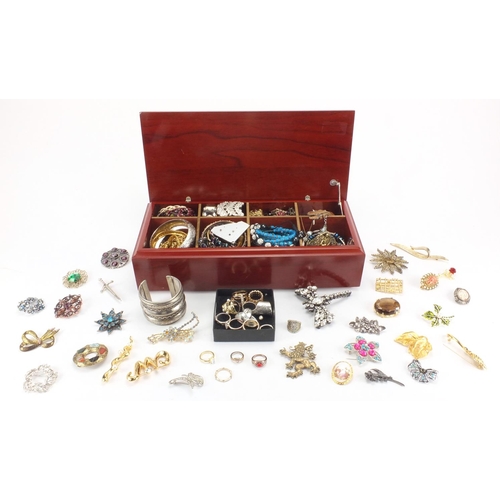 2674 - Vintage and later costume jewellery including necklaces, bracelets, brooches, rings etc together wit... 