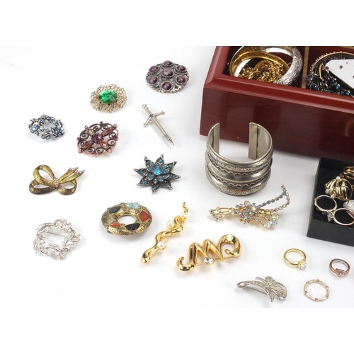 2674 - Vintage and later costume jewellery including necklaces, bracelets, brooches, rings etc together wit... 