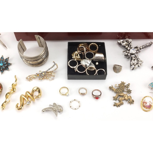 2674 - Vintage and later costume jewellery including necklaces, bracelets, brooches, rings etc together wit... 