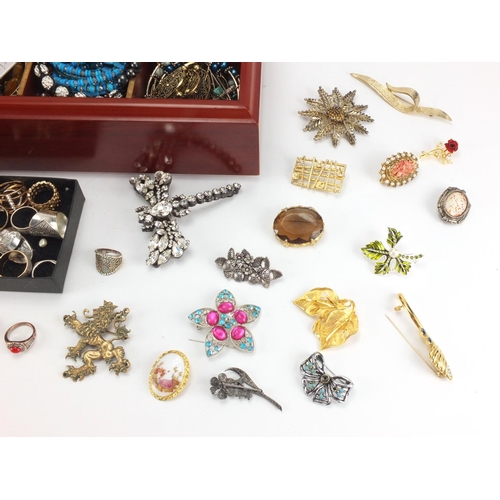 2674 - Vintage and later costume jewellery including necklaces, bracelets, brooches, rings etc together wit... 