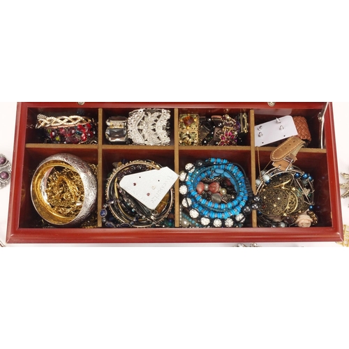 2674 - Vintage and later costume jewellery including necklaces, bracelets, brooches, rings etc together wit... 