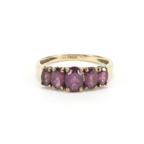 2578 - 9ct gold garnet five stone ring, size T, approximate weight 2.7g