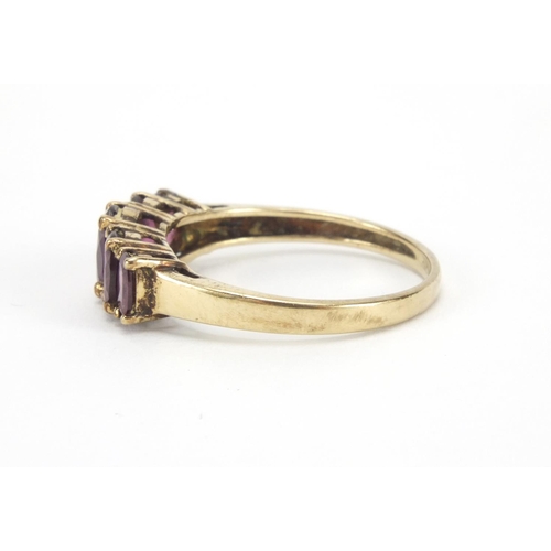 2578 - 9ct gold garnet five stone ring, size T, approximate weight 2.7g