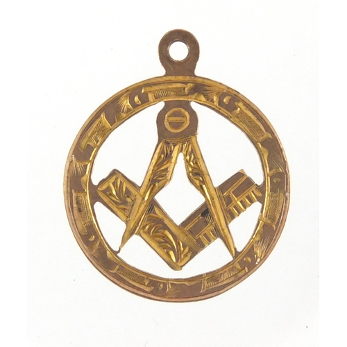 2634 - 9ct gold Masonic pendant, 2cm in diameter, approximate weight 1.2g