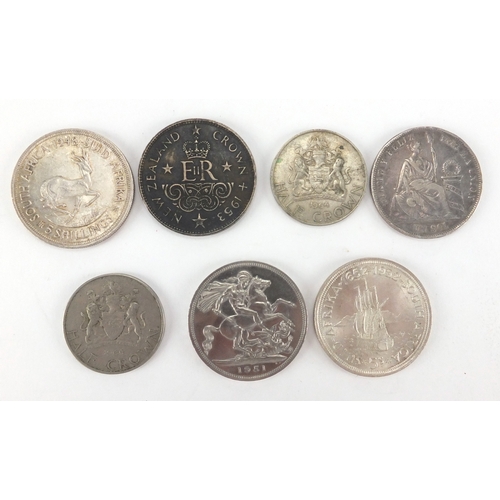 2476 - World coinage some silver including an 1870 one Sol and 1953 New Zealand crown, approximate weight 1... 