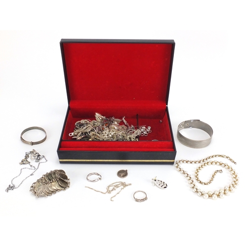2699 - Silver and white metal jewellery including necklaces, bracelets, rings and brooches
