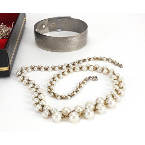 2699 - Silver and white metal jewellery including necklaces, bracelets, rings and brooches