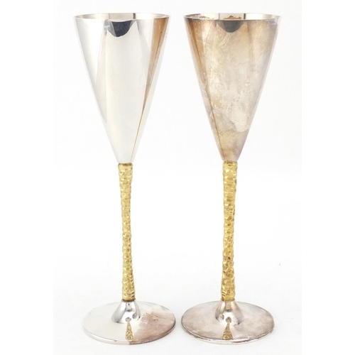 715 - Pair of Stuart Devlin silver champagne flutes with Falcon Award 1979 and 1980 presentation boxes, 22... 