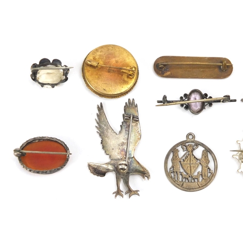 897 - Group of antique and later brooches including Scottish examples, an eagle, micro mosaic and enamel, ... 