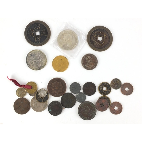 489 - World coinage including Chinese tokens