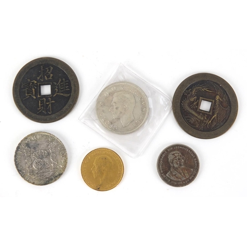 489 - World coinage including Chinese tokens