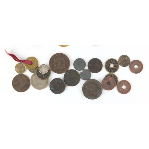 489 - World coinage including Chinese tokens