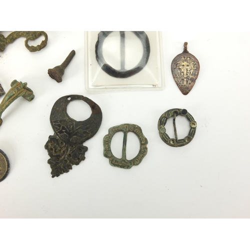 271 - Antique and later metal detecting finds and artefacts