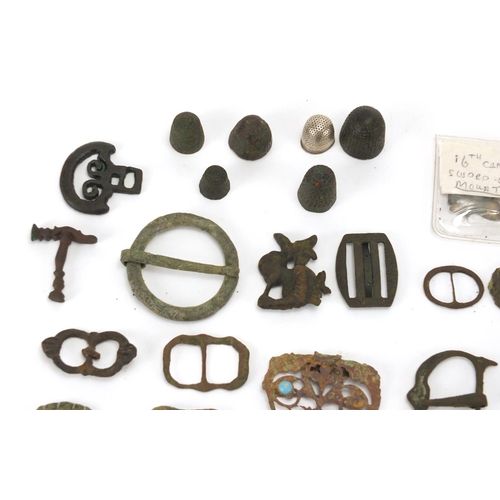 273 - Antique and later metal detecting finds including predominantly thimbles and buckles