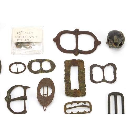 273 - Antique and later metal detecting finds including predominantly thimbles and buckles