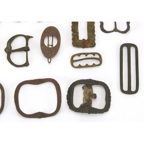 273 - Antique and later metal detecting finds including predominantly thimbles and buckles